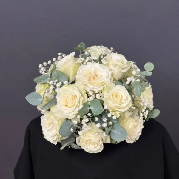 coroa de rosas brancas